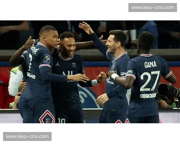 王子公园球场准备就绪，迎接巴黎vs马赛国家德比