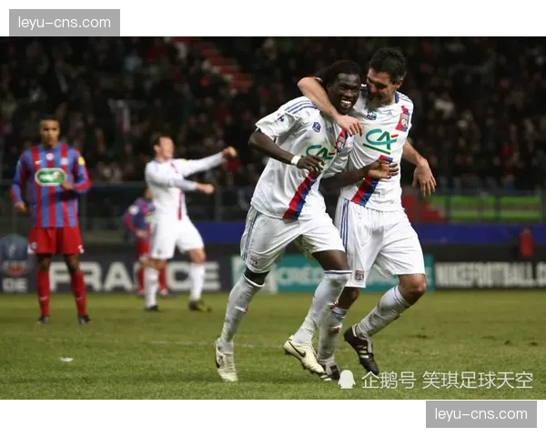 里昂主帅赛前发布会确认,将针对特鲁瓦的边路防守弱点部署任意球战术